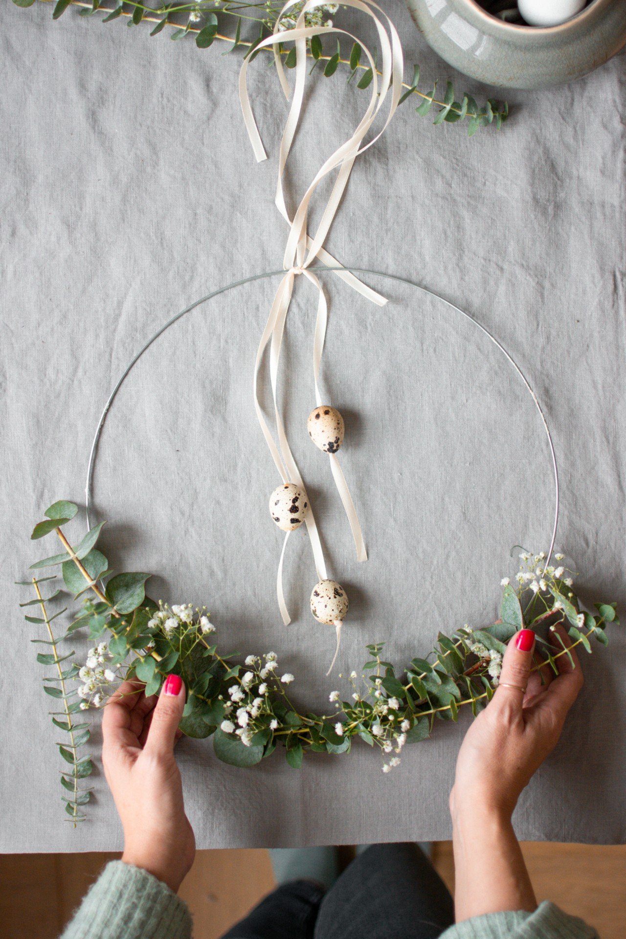 Естествен венец от евкалипт, допълнен с няколко пъдпъдъчи яйца.
