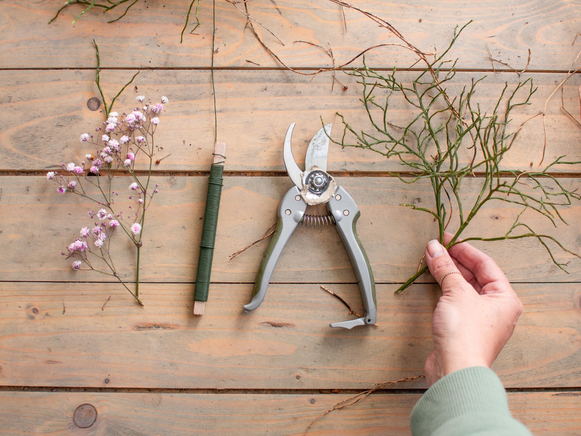 За изработването на пролетен венец ще са ви необходими само няколко неща.