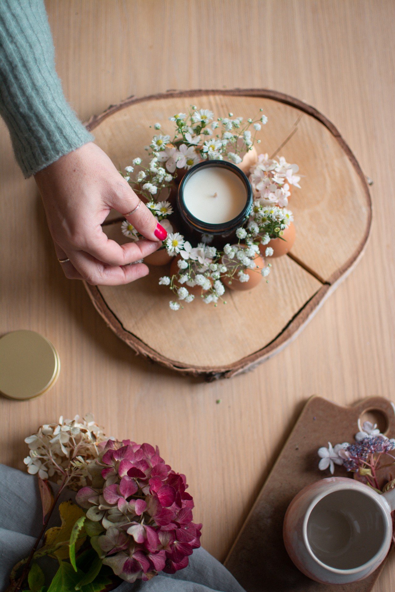 Пролетната декорация за маса от черупки прилича на малък венец.