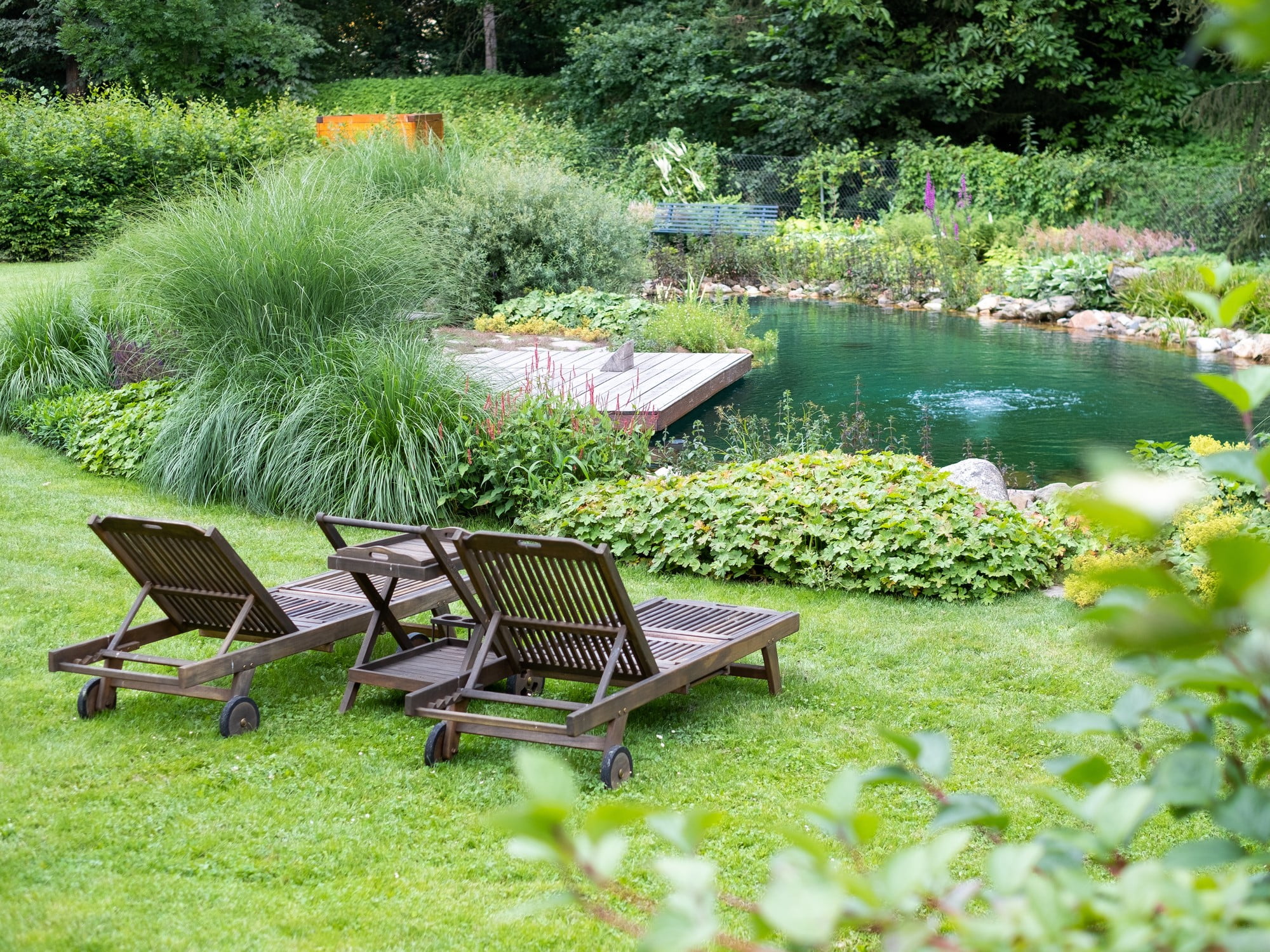 Планирайте различни места за отдих в градината.