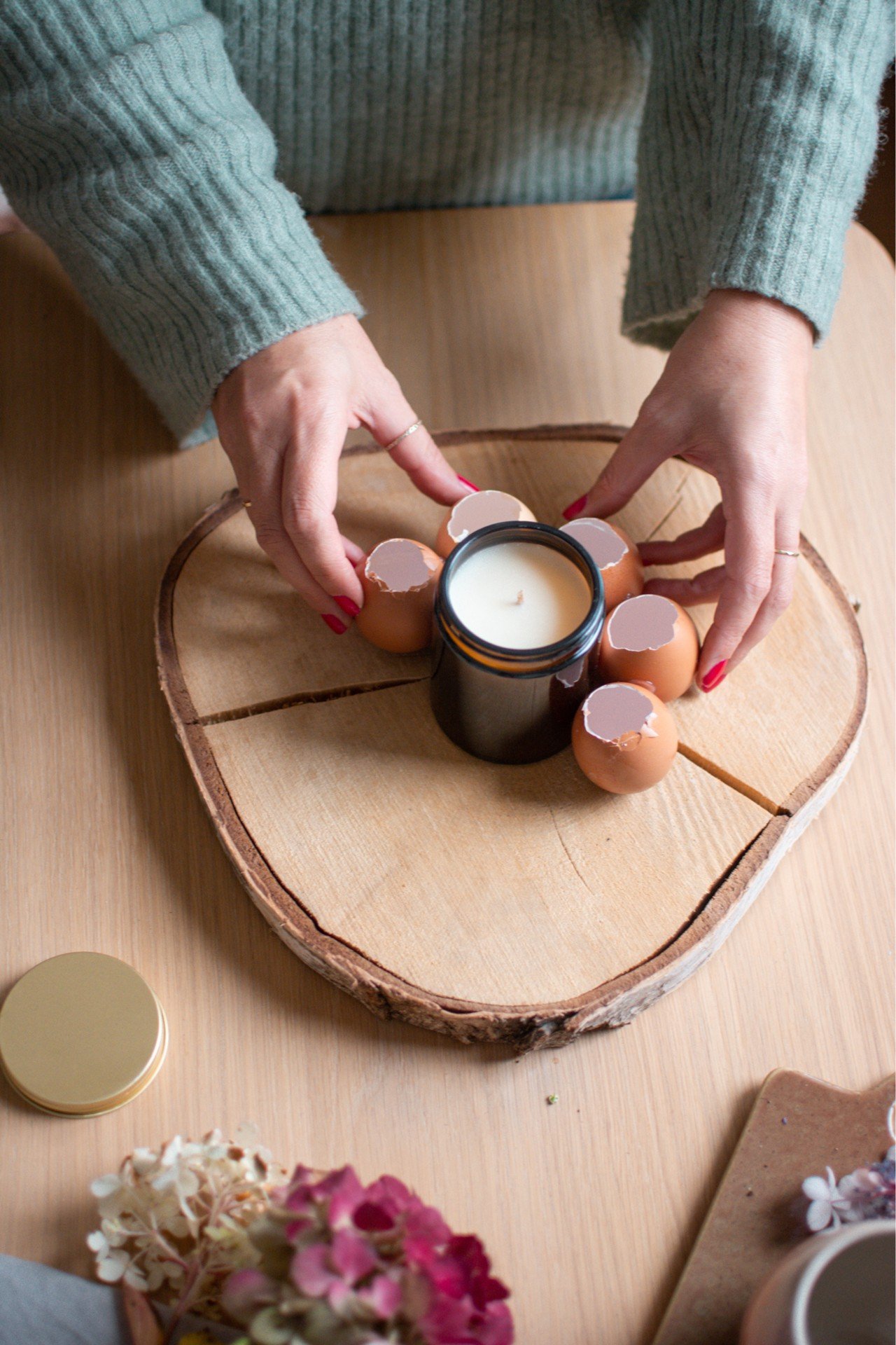 За да направите декорацията, използвайте яйчни черупки и ги залепете една до друга, за да образуват кръг.
