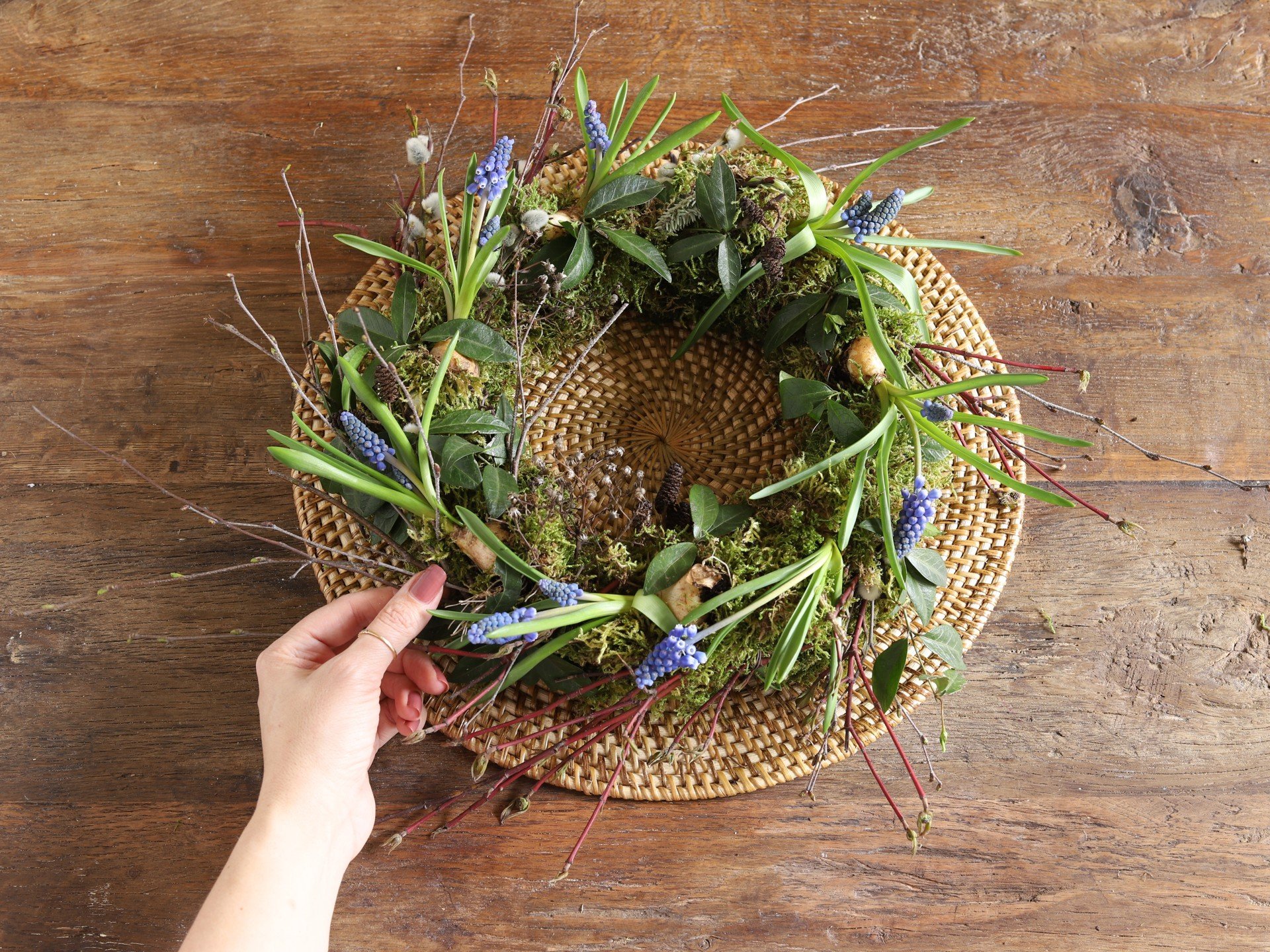 Пролетен венец за маса от мъх, украсен с луковици