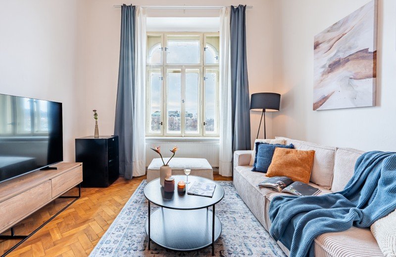 Просторен апартамент с високи тавани