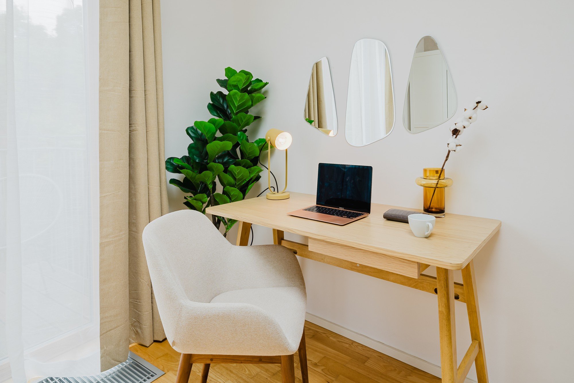 В по-голямата спалня има място и за работен кът. 