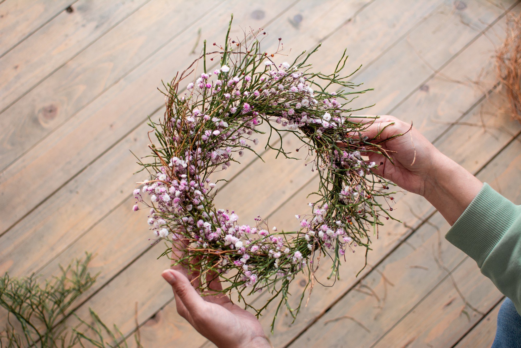 Пролетен венец от борови клонки