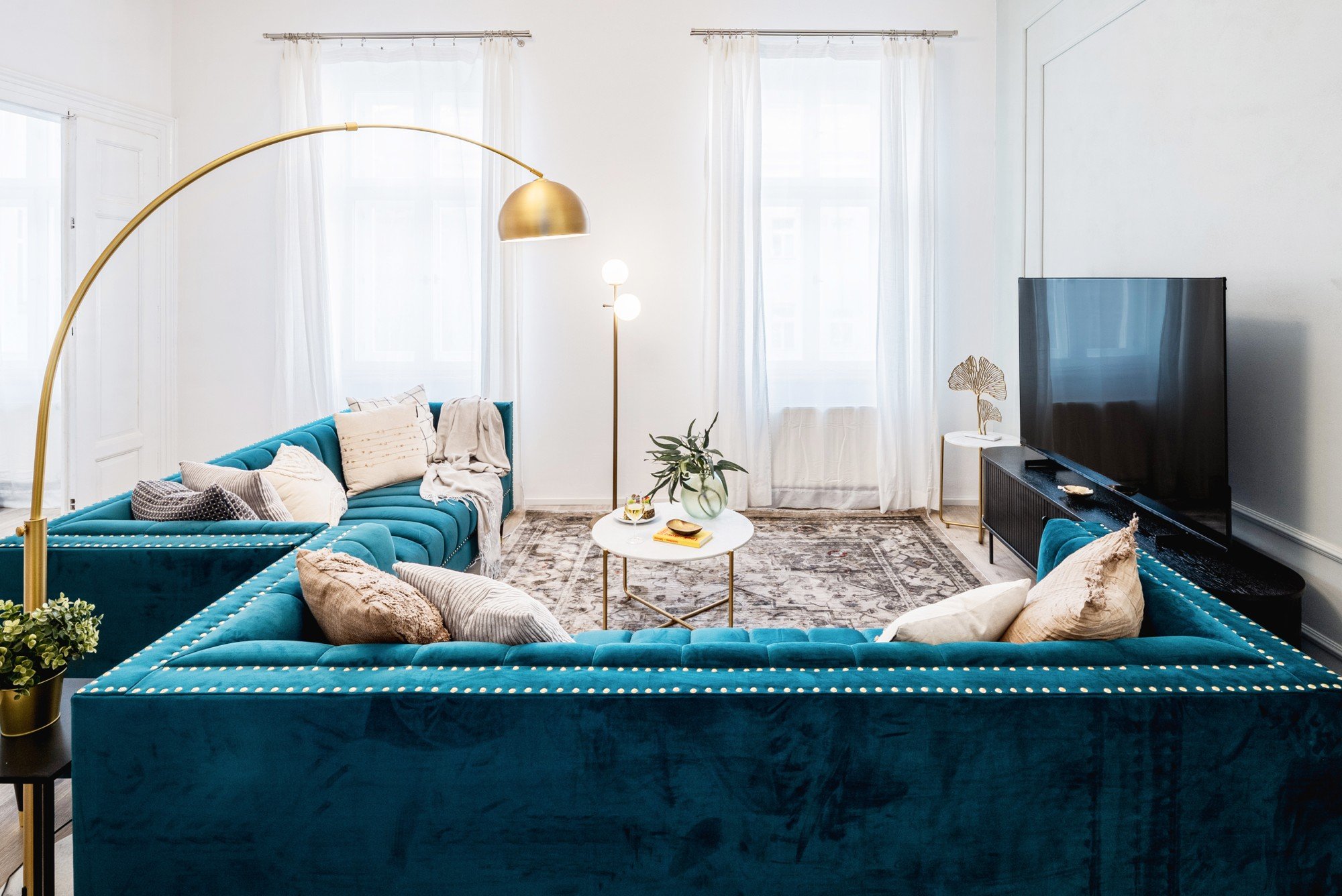 Златните акценти и внимателно подбраните аксесоари придават на интериора лек блясък, без да изглеждат прекалено помпозни. Резултатът е представителна, уютна и приятна за ежедневно ползване всекидневна.